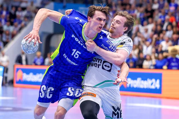 30.04.2026, Handball, 1. HBL, VfL Gummersbach - Frisch Auf! Göppingen, Saison 2025 2026 Herren, Schwalbe-Arena: Miro Schluroff (VfL Gummersbach 15) im Zweikampf gegen Erik Persson (Frisch Auf Göppingen 22) Nordrhein-Westfalen Deutschland