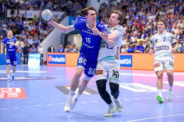 30.04.2026, Handball, 1. HBL, VfL Gummersbach - Frisch Auf! Göppingen, Saison 2025 2026 Herren, Schwalbe-Arena: Miro Schluroff (VfL Gummersbach 15) im Zweikampf gegen Erik Persson (Frisch Auf Göppingen 22) Nordrhein-Westfalen Deutschland