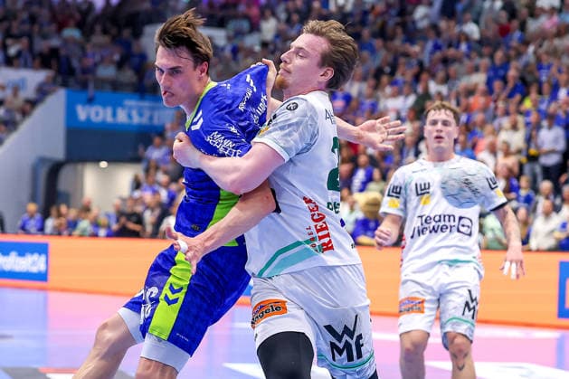 30.04.2026, Handball, 1. HBL, VfL Gummersbach - Frisch Auf! Göppingen, Saison 2025 2026 Herren, Schwalbe-Arena: Miro Schluroff (VfL Gummersbach 15) im Zweikampf gegen Erik Persson (Frisch Auf Göppingen 22) Nordrhein-Westfalen Deutschland