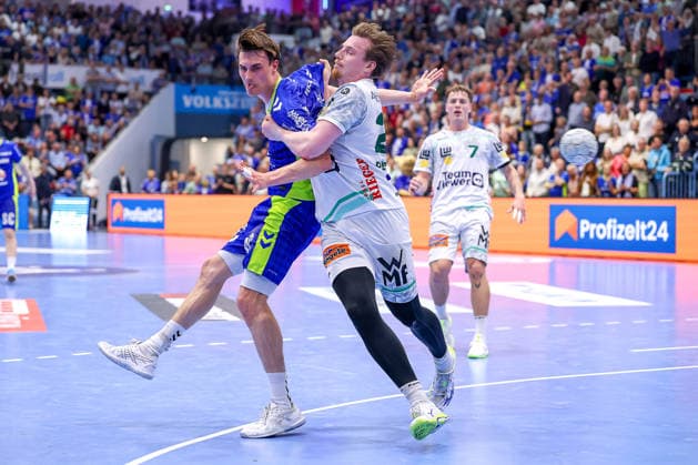 30.04.2026, Handball, 1. HBL, VfL Gummersbach - Frisch Auf! Göppingen, Saison 2025 2026 Herren, Schwalbe-Arena: Miro Schluroff (VfL Gummersbach 15) im Zweikampf gegen Erik Persson (Frisch Auf Göppingen 22) Nordrhein-Westfalen Deutschland