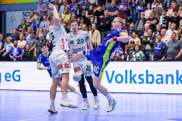 30.04.2026, Handball, 1. HBL, VfL Gummersbach - Frisch Auf! Göppingen, Saison 2025 2026 Herren, Schwalbe-Arena: Ludvig Aström (Frisch Auf Göppingen 25) im Zweikampf gegen Tilen Kodrin (VfL Gummersbach 05) Nordrhein-Westfalen Deutschland