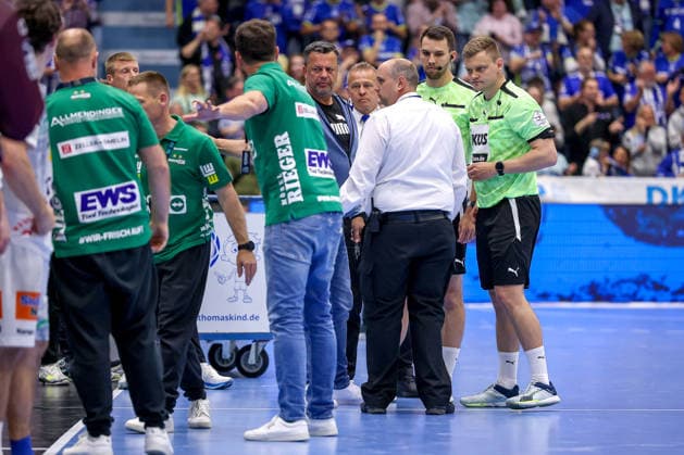 30.04.2026, Handball, 1. HBL, VfL Gummersbach - Frisch Auf! Göppingen, Saison 2025 2026 Herren, Schwalbe-Arena: Die Schiedsrichter überprüfen die letzte Spielszene des 29:29 Unentschieden Nordrhein-Westfalen Deutschland