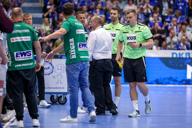 30.04.2026, Handball, 1. HBL, VfL Gummersbach - Frisch Auf! Göppingen, Saison 2025 2026 Herren, Schwalbe-Arena: Die Schiedsrichter überprüfen die letzte Spielszene des 29:29 Unentschieden Nordrhein-Westfalen Deutschland