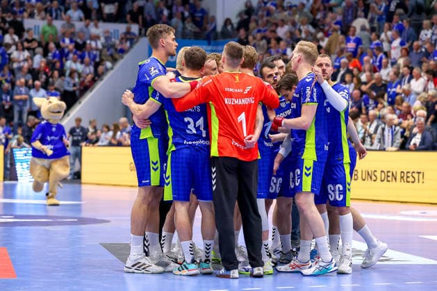 30.04.2026, Handball, 1. HBL, VfL Gummersbach - Frisch Auf! Göppingen, Saison 2025 2026 Herren, Schwalbe-Arena: Abschlussjubel Mannschaftskreis nach dem 29:29 Unentschieden Nordrhein-Westfalen Deutschland