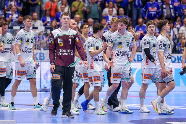 30.04.2026, Handball, 1. HBL, VfL Gummersbach - Frisch Auf! Göppingen, Saison 2025 2026 Herren, Schwalbe-Arena: Enttäuschte Gesichter nach dem 29:29 Unentschieden. Oskar Sunnefeldt (Frisch Auf Göppingen 27) Julian Buchele (Frisch Auf Göppingen 01) Rutger ten Velde (Frisch Auf Göppingen 05) verletzt mit Verband am Fuß Oskar Neudeck (Frisch Auf Göppingen 02) enttäuscht Enttäuschung Nordrhein-Westfalen Deutschland