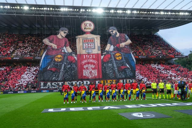 Mannschaft auf dem Rasen, Choreografie der Fans, Ultras, Banner, Fahnen, Schal, Tribüne, Choreographie , Portugal, Fussball, UEFA Europa League, Halbfinale, Hinspiel, 2025 2026, SC Braga vs. SC Freiburg, 30.04.2026, Estadio Municipal de Braga, Braga, Braga Estadio Municipal de Braga Cavado Portugal Copyright: xArnexAmbergx