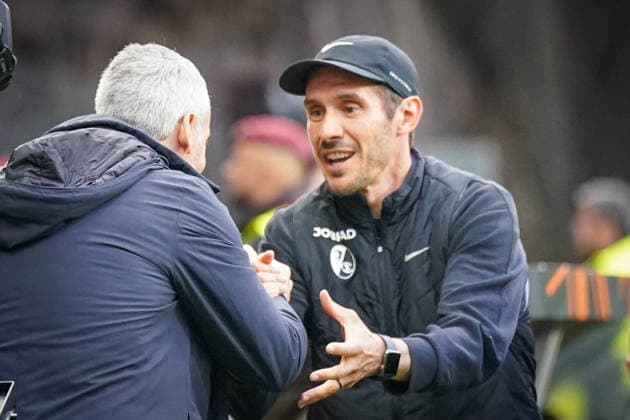 Portugal: Fussball Europa League 2025 - 2026, Halbfinale - Sporting Braga vs SC Freiburg - Estadio Municipal de Braga (POR): Julian Schuster (SC Freiburg, Trainer) Carlos Vicens (Trainer, SC Braga) Copyright: xJOERANxSTEINSIEKx