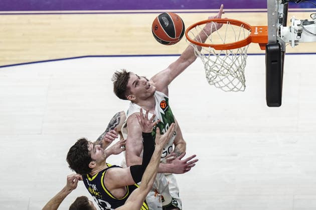 Fenerbahce Beko v Zalgiris Kaunas - EuroLeague ISTANBUL, TURKIYE - APRIL 30: Tarik Biberovic (2nd L) of Fenerbahce Beko and Azuolas Tubelis (R) of Zalgiris Kaunas in action during the EuroLeague Playoffs Game 2 match between Fenerbahce Beko and Zalgiris Kaunas at Ulker Sports and Event Hall in Istanbul, Turkiye on April 30, 2026. Agit Erdi Ulukaya Anadolu Istanbul Turkey. Editorial use only. Please get in touch for any other usage.  Copyright: x2026xAnadoluxAgitxErdixUlukayax