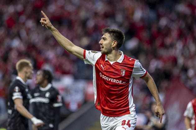 Demir Ege T?knaz celebrates after scoring team s first goal during the UEFA Europa League match between SC Braga vs SC Freiburg at Estadio Municipal de Braga on April 30th,2026 (Photo by Joao Bravo Sports Press Photo) Copyright: xJoaoxBravo SportsxPressxPhotox Sportspressphoto_SPR138528