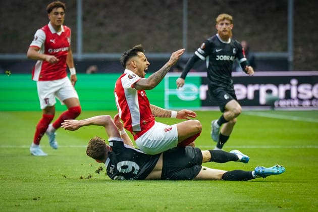 Portugal: Fussball Europa League 2025 - 2026, Halbfinale - Sporting Braga vs SC Freiburg - Estadio Municipal de Braga (POR): Philipp Treu (SC Freiburg, 29) mit Rodrigo Zalazar (SC Braga, 10) im Zweikampf Copyright: xJOERANxSTEINSIEKx