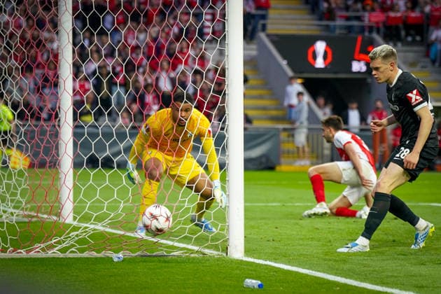 Portugal: Fussball Europa League 2025 - 2026, Halbfinale - Sporting Braga vs SC Freiburg - Estadio Municipal de Braga (POR): Demir Tiknaz (SC Braga, 34) trifft zum 1:0 - Noah Atubolu (SC Freiburg, 01) und Matthias Ginter (SC Freiburg, 28) können dem Ball nur noch hinterher gucken. Copyright: xJOERANxSTEINSIEKx