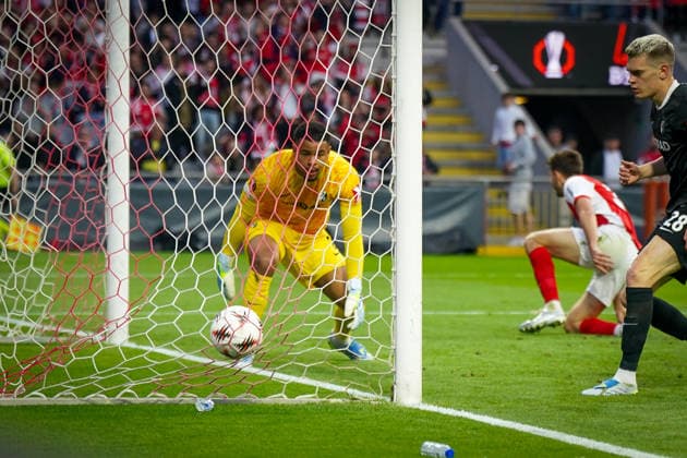 Portugal: Fussball Europa League 2025 - 2026, Halbfinale - Sporting Braga vs SC Freiburg - Estadio Municipal de Braga (POR): Demir Tiknaz (SC Braga, 34) trifft zum 1:0 - Noah Atubolu (SC Freiburg, 01) und Matthias Ginter (SC Freiburg, 28) können dem Ball nur noch hinterher gucken. Copyright: xJOERANxSTEINSIEKx