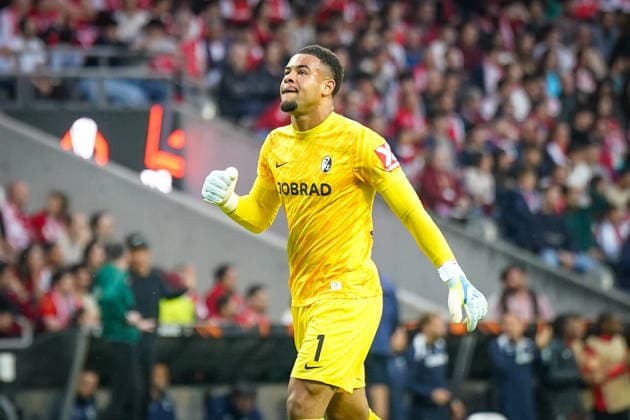 Portugal: Fussball Europa League 2025 - 2026, Halbfinale - Sporting Braga vs SC Freiburg - Estadio Municipal de Braga (POR): Tor und Torjubel zum 1:1 Ausgleich durch Vincenzo Grifo (SC Freiburg, 32) Freude, Emotionen, Jubel bei Noah Atubolu (SC Freiburg, 01) Copyright: xJOERANxSTEINSIEKx