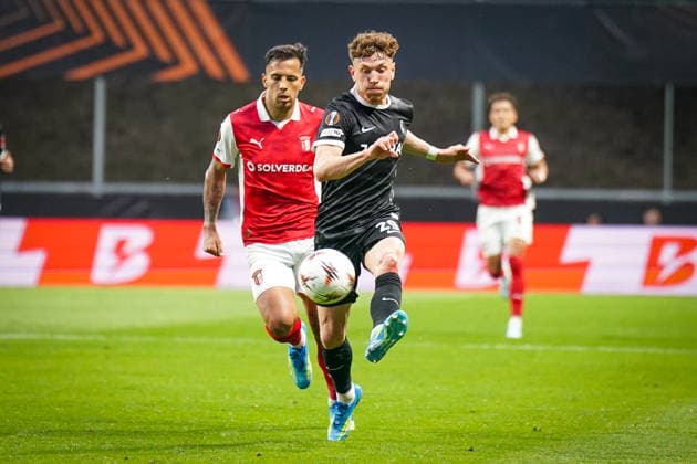 Portugal: Fussball Europa League 2025 - 2026, Halbfinale - Sporting Braga vs SC Freiburg - Estadio Municipal de Braga (POR): Philipp Treu (SC Freiburg, 29) am Ball Copyright: xJOERANxSTEINSIEKx