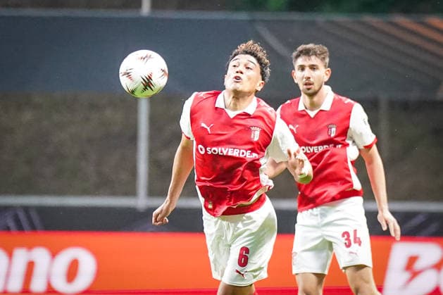Portugal: Fussball Europa League 2025 - 2026, Halbfinale - Sporting Braga vs SC Freiburg - Estadio Municipal de Braga (POR): Vitor Carvalho (SC Braga, 6) am Ball - dahinter Demir Tiknaz (SC Braga, 34) Copyright: xJOERANxSTEINSIEKx