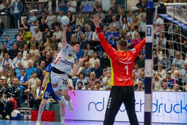 Rutger ten Velde, Aussen, (Frisch Auf Goeppingen 5), Dominik Kuzmanović, Torwart, (VfL Gummersbach 1), VfL Gummersbach vs. Frisch Auf! Goeppingen, Daikin Handball Bundesliga, Herren , 30. Spieltag, 30.04.2026 Gummersbach NRW Deutschland