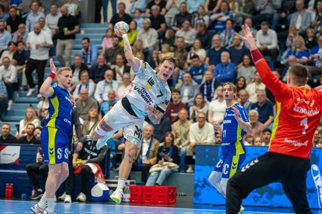 Victor Kloeve, Rueckraum, (Frisch Auf Goeppingen 7), Dominik Kuzmanović, Torwart, (VfL Gummersbach 1), VfL Gummersbach vs. Frisch Auf! Goeppingen, Daikin Handball Bundesliga, Herren , 30. Spieltag, 30.04.2026 Gummersbach NRW Deutschland