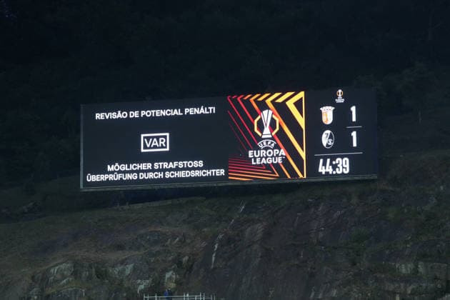 VAR, Elfmeter, Strafstoß, Videobeweis, Noah Atubolu (SC Freiburg, 01) hält den Elfmeter , Portugal, Fussball, UEFA Europa League, Halbfinale, Hinspiel, 2025 2026, SC Braga vs. SC Freiburg, 30.04.2026, Estadio Municipal de Braga, Braga, Braga Estadio Municipal de Braga Cavado Portugal Copyright: xArnexAmbergx