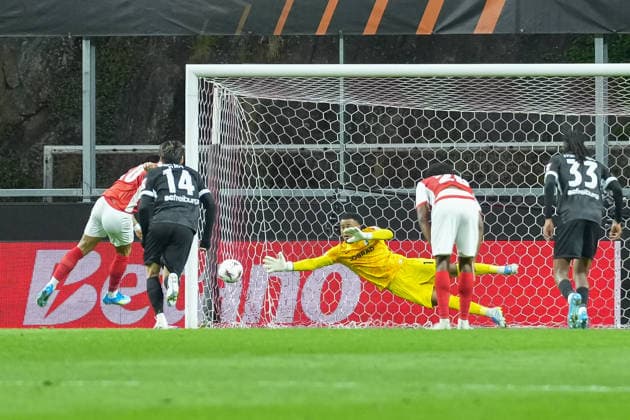 VAR, Elfmeter, Strafstoß, Videobeweis, Noah Atubolu (SC Freiburg, 01) hält den Elfmeter , Portugal, Fussball, UEFA Europa League, Halbfinale, Hinspiel, 2025 2026, SC Braga vs. SC Freiburg, 30.04.2026, Estadio Municipal de Braga, Braga, Braga Estadio Municipal de Braga Cavado Portugal Copyright: xArnexAmbergx