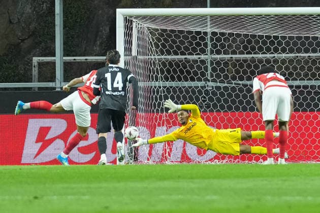 VAR, Elfmeter, Strafstoß, Videobeweis, Noah Atubolu (SC Freiburg, 01) hält den Elfmeter , Portugal, Fussball, UEFA Europa League, Halbfinale, Hinspiel, 2025 2026, SC Braga vs. SC Freiburg, 30.04.2026, Estadio Municipal de Braga, Braga, Braga Estadio Municipal de Braga Cavado Portugal Copyright: xArnexAmbergx