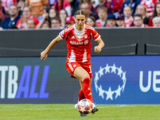 Bayerns 17 Klara BUEHL (BÜHL). Frauenfussball: Muenchen - Barcelona 1:1. Frauen - Fußball - Championsleague, FC Bayern München - FC Barcelona, Barca Halbfinale, Hinspiel, Saison 2025-2026, am 25.04.2026 in Muenchen, A L L I A N Z A R E N A, Deutschland. Quelle Copyright Credit : Oryk HAIST *** Bayerns 17 Klara BUEHL BÜHL Womens football Muenchen Barcelona 1 1 Womens soccer Champions League, FC Bayern Munich FC Barcelona, semi-final, first leg, 2025 2026 season, on 25 04 2026 in Munich, A L L I A N Z A R E N A, Germany Source Copyright Credit Oryk HAIST xFRAUENFUSSBALL-BAYERN-BARCELONAx