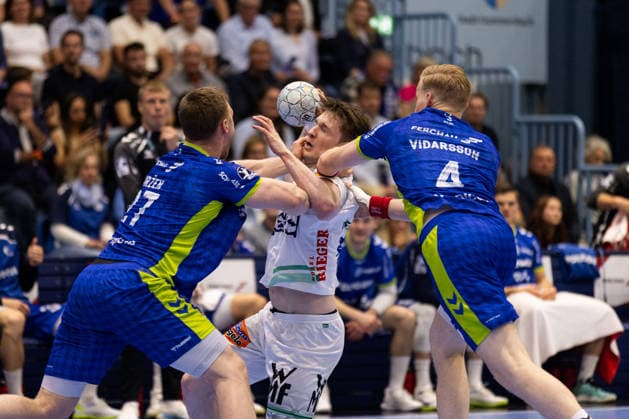 Oskar NEUDECK (FRISCH AUF! Goeppingen, 02) wird unfair gestoppt GER, VfL Gummersbach vs. FRISCH AUF! Goeppingen, Handball, Bundesliga, 30. Spieltag, Spielzeit 2025 2026, 30.04.2026, GER, VfL Gummersbach vs. FRISCH AUF! Goeppingen, Handball, Bundesliga, 30. Spieltag, Spielzeit 2025 2026, 30.04.2026, Gummersbach Copyright: xEibnerxPressefoto OliverxSchmidtx EP_OST