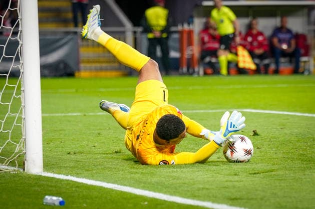 Portugal: Fussball Europa League 2025 - 2026, Halbfinale - Sporting Braga vs SC Freiburg - Estadio Municipal de Braga (POR): Noah Atubolu (SC Freiburg, 01) pariert Strafstoß *** Portugal Football Europa League 2025 2026, semi-final Sporting Braga vs SC Freiburg Estadio Municipal de Braga POR Noah Atubolu SC Freiburg, 01 saves penalty kick Copyright: xJOERANxSTEINSIEKx
