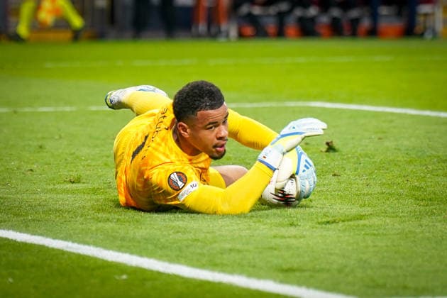 Portugal: Fussball Europa League 2025 - 2026, Halbfinale - Sporting Braga vs SC Freiburg - Estadio Municipal de Braga (POR): Noah Atubolu (SC Freiburg, 01) pariert Strafstoß Copyright: xJOERANxSTEINSIEKx