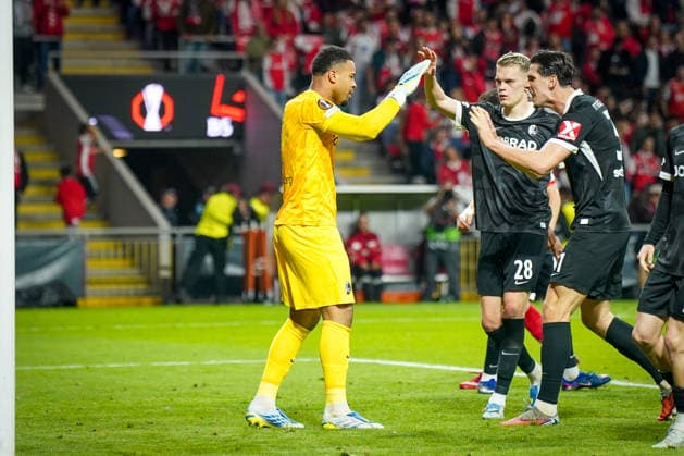Portugal: Fussball Europa League 2025 - 2026, Halbfinale - Sporting Braga vs SC Freiburg - Estadio Municipal de Braga (POR): Noah Atubolu (SC Freiburg, 01) pariert Strafstoß - Freude, Emotionen, Jubel bei Matthias Ginter (SC Freiburg, 28) Igor Matanovic (SC Freiburg, 31) Copyright: xJOERANxSTEINSIEKx