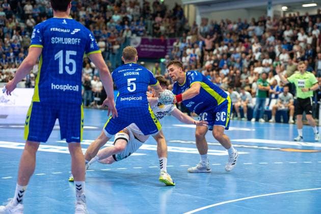 Tilen Kodrin, Aussen, (VfL Gummersbach 5), Oskar Neudeck, Rueckraum, (Frisch Auf Goeppingen 2), Štěpan Zeman, Kreislaeufer, (VfL Gummersbach 66), VfL Gummersbach vs. Frisch Auf! Goeppingen, Daikin Handball Bundesliga, Herren , 30. Spieltag, 30.04.2026 Gummersbach NRW Deutschland