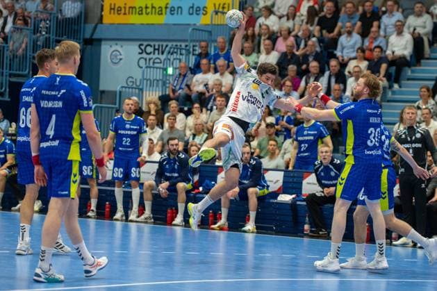 Rutger ten Velde, Aussen, (Frisch Auf Goeppingen 5), Tom Kiesler, Rueckraum, (VfL Gummersbach 30), VfL Gummersbach vs. Frisch Auf! Goeppingen, Daikin Handball Bundesliga, Herren , 30. Spieltag, 30.04.2026 Gummersbach NRW Deutschland