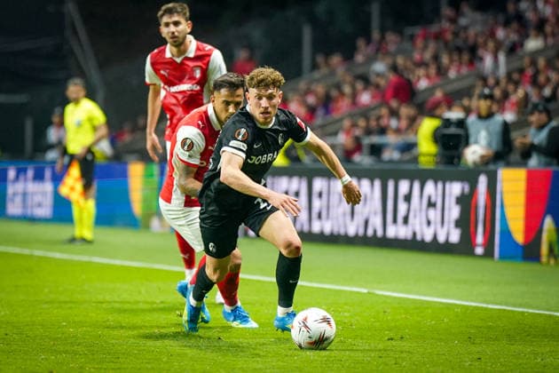 Portugal: Fussball Europa League 2025 - 2026, Halbfinale - Sporting Braga vs SC Freiburg - Estadio Municipal de Braga (POR): Philipp Treu (SC Freiburg, 29) am Ball Copyright: xJOERANxSTEINSIEKx