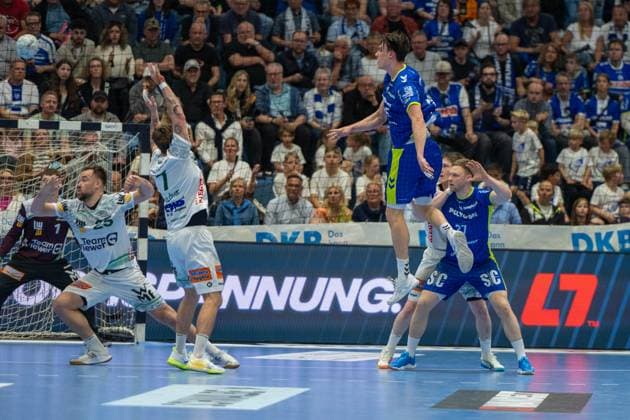Miro Schluroff, Rueckraum, (VfL Gummersbach 15), Victor Kloeve, Rueckraum, (Frisch Auf Goeppingen 7), Rutger ten Velde, Aussen, (Frisch Auf Goeppingen 5), VfL Gummersbach vs. Frisch Auf! Goeppingen, Daikin Handball Bundesliga, Herren , 30. Spieltag, 30.04.2026 Gummersbach NRW Deutschland