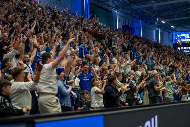 Die Zuschauer jubeln, VfL Gummersbach vs. Frisch Auf! Goeppingen, Daikin Handball Bundesliga, Herren , 30. Spieltag, 30.04.2026 Gummersbach NRW Deutschland