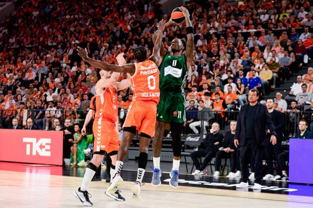 ESP: Valencia Basket v Panathinaikos AKTOR Athens PlayOff Euroleague. Nigel Hayes-Davis of Panathinaikos and Brancou Badio of Valencia during the Euroleague match, playoff Game 2, between Valencia Basket and Panathinaikos AKTOR Athens played at Roig Arena Stadium on April 30, 2026 in Valencia Spain Valencia Spain Basketball Copyright: xPacoxMGEstudix xAgenciaxLOFx