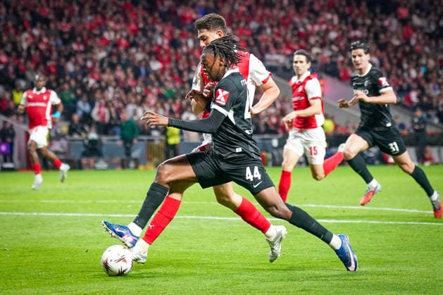Portugal: Fussball Europa League 2025 - 2026, Halbfinale - Sporting Braga vs SC Freiburg - Estadio Municipal de Braga (POR): Johan Manzambi (SC Freiburg, 44) am Ball Copyright: xJOERANxSTEINSIEKx