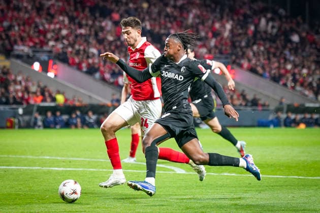 Portugal: Fussball Europa League 2025 - 2026, Halbfinale - Sporting Braga vs SC Freiburg - Estadio Municipal de Braga (POR): Johan Manzambi (SC Freiburg, 44) Demir Tiknaz (SC Braga, 34) im Zweikampf Copyright: xJOERANxSTEINSIEKx