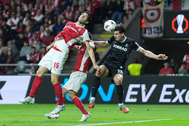 Paulo Oliveira (SC Braga, 15) im Zweikampf mit Igor Matanovic (SC Freiburg, 31), Kopfball , Portugal, Fussball, UEFA Europa League, Halbfinale, Hinspiel, 2025 2026, SC Braga vs. SC Freiburg, 30.04.2026, Estadio Municipal de Braga, Braga, Braga Estadio Municipal de Braga Cavado Portugal Copyright: xArnexAmbergx