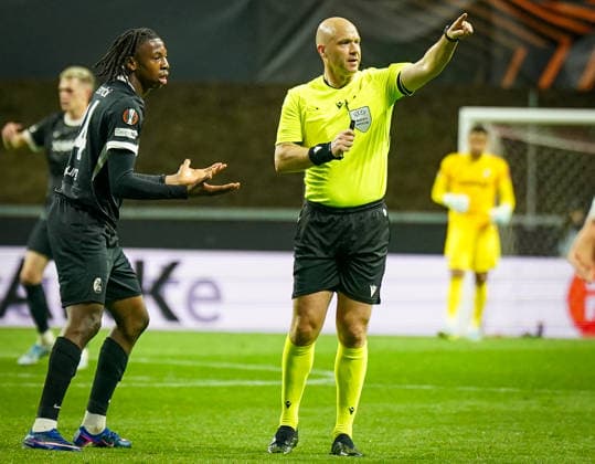 Portugal: Fussball Europa League 2025 - 2026, Halbfinale - Sporting Braga vs SC Freiburg - Estadio Municipal de Braga (POR): Schiedsrichter Antony Taylor (England) Johan Manzambi (SC Freiburg, 44) Copyright: xJOERANxSTEINSIEKx