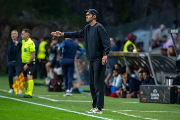 April 30, 2026, Braga, Braga, Portugal: BRAGA, PORTUGAL - APRIL 30: JULIAN SCHUSTER head coach of SC Freiburg is seen on action during the UEFA Europa League semi final first leg match between SC Braga and SC Freiburg at Estadio Municipal de Braga on April 30, 2026 in Braga, Portugal Braga Portugal - ZUMAl192 20260430_zsp_l192_035 Copyright: xMiguelxLemosx