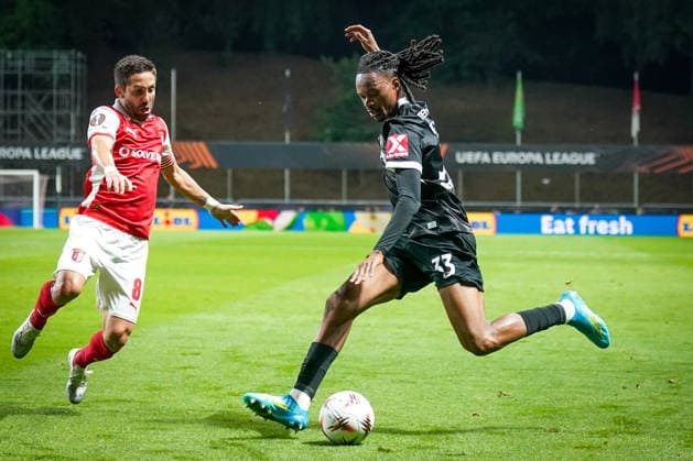 Portugal: Fussball Europa League 2025 - 2026, Halbfinale - Sporting Braga vs SC Freiburg - Estadio Municipal de Braga (POR): Jordy Makengo (SC Freiburg, 33) Joao Moutinho (SC Braga, 8) Copyright: xJOERANxSTEINSIEKx
