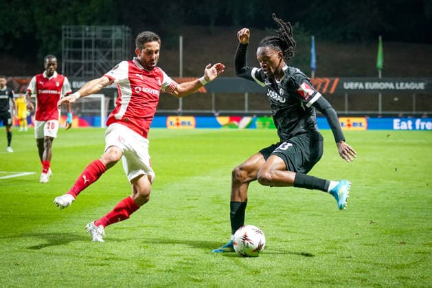 Portugal: Fussball Europa League 2025 - 2026, Halbfinale - Sporting Braga vs SC Freiburg - Estadio Municipal de Braga (POR): Jordy Makengo (SC Freiburg, 33) Joao Moutinho (SC Braga, 8) Copyright: xJOERANxSTEINSIEKx
