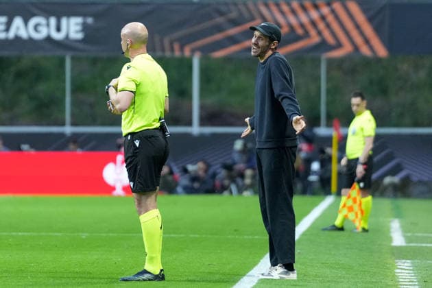 Anthony Taylor (Schiedsrichter) im Gespräch mit Julian Schuster (SC Freiburg, Trainer) , Portugal, Fussball, UEFA Europa League, Halbfinale, Hinspiel, 2025 2026, SC Braga vs. SC Freiburg, 30.04.2026, Estadio Municipal de Braga, Braga, Braga Estadio Municipal de Braga Cavado Portugal Copyright: xArnexAmbergx