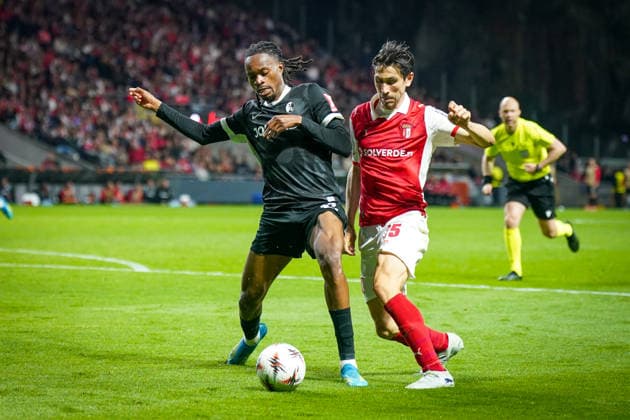 Portugal: Fussball Europa League 2025 - 2026, Halbfinale - Sporting Braga vs SC Freiburg - Estadio Municipal de Braga (POR): Jordy Makengo (SC Freiburg, 33) Paulo Oliveira (SC Braga, 15) Copyright: xJOERANxSTEINSIEKx