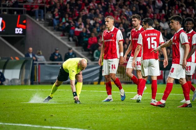 Portugal: Fussball Europa League 2025 - 2026, Halbfinale - Sporting Braga vs SC Freiburg - Estadio Municipal de Braga (POR): Schiedsrichter Antony Taylor (England) Copyright: xJOERANxSTEINSIEKx