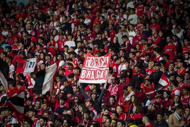 Portugal: Fussball Europa League 2025 - 2026, Halbfinale - Sporting Braga vs SC Freiburg - Estadio Municipal de Braga (POR): Braga, Portugal, Europa, Estadio Municipal de Braga, UEFA Europa League, SC Braga Fans, Heimfans, Tribüne, Fankurve, Banner Forca Braga, Fahnen, rot weiß, Vereinsfarben, Stimmung, Support, Crowd, Emotion, Choreografie, Fußball, internationaler Wettbewerb, Spieltag, Medienevent, Sportjournalismus Copyright: xJOERANxSTEINSIEKx