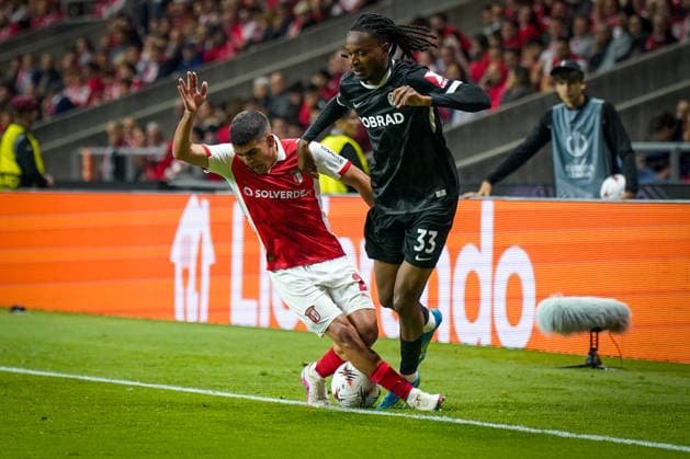 Portugal: Fussball Europa League 2025 - 2026, Halbfinale - Sporting Braga vs SC Freiburg - Estadio Municipal de Braga (POR): Jordy Makengo (SC Freiburg, 33) Victor Gomez (SC Braga, 2) im Zweikampf Copyright: xJOERANxSTEINSIEKx