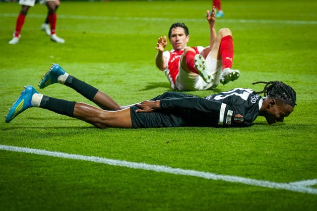 Portugal: Fussball Europa League 2025 - 2026, Halbfinale - Sporting Braga vs SC Freiburg - Estadio Municipal de Braga (POR): Jordy Makengo (SC Freiburg, 33) am Boden Copyright: xJOERANxSTEINSIEKx