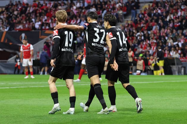 Braga vs Freiburg - Europa League Vincenzo Grifo (Freiburg) festejando o golo do empate com Jan-Niklas Beste (Freiburg) Yuito Suzuki (Freiburg) durante partida entre Braga vs Freiburg valida pela Liga Europa , Braga, Portugal (Foto de Tiago Castro Avant Sports) Braga Estadio Municipal de Braga Portugal Copyright: xTiagoxCastro AvantxSportsx