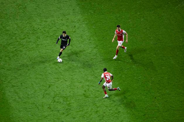 SC Braga v SC Freiburg - UEFA Europa League 2025 26 Semi-Final Leg One BRAGA, PORTUGAL - APRIL 30: Yuito Suzuki of SC Freiburg competes for the ball with Demir Ege TÄ±knaz of SC Braga and Mario Dorgeles of SC Braga during the UEFA Europa League 2025 26 Semi-Final Leg One match between SC Braga and SC Freiburg at Estadio Municipal de Braga on April 08, 2026 in Braga, Portugal. (Photo by Diego Simon Photo Players Images Magara press) Braga Estadio Municipal de Braga Portugal Copyright: xDiegoxSimonx